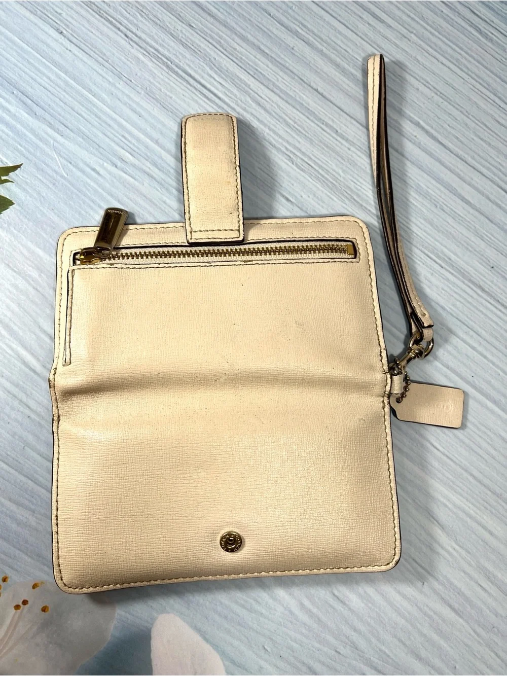 🌺 COACH CREAM LEATHER WRISTLET PHONE WALLET